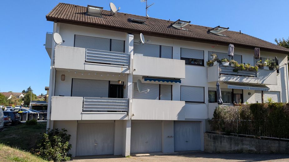 Ruhig & bahnhofsnah: Vermietete 3 ZW mit Garage & Ost-Balkon in Norsingen – Haus mit Garagenzufahrt