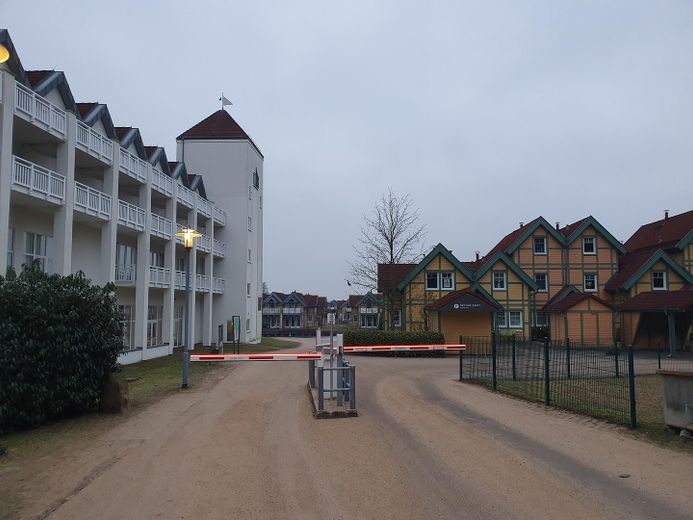 Ferienhaus mit eigenem Bootssteg im Hafendorf Rheinsberg – Einfahrt ins Hafendorf
