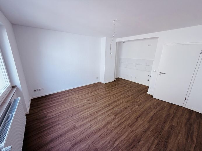 Erstbezug nach Kernsanierung: Modernes 1‑Zimmer‑Apartment mit Duschbad & Keller in Düsseldorf‑Rath – Wohn/Ess-Schlafzimmer