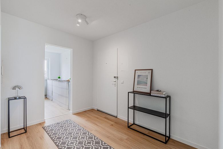 WOHNJUWEL: Helle 4 Zimmer mit zwei Balkonen & TG-Stellplatz – Eingangsbereich