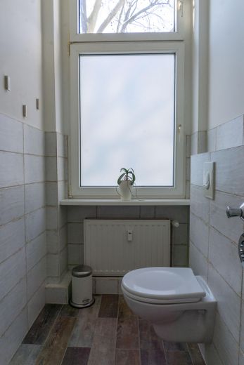 Ruhige Zweizimmerwohnung in beliebter Gegend in Berlin Kreuzberg – Bad mit Fenster