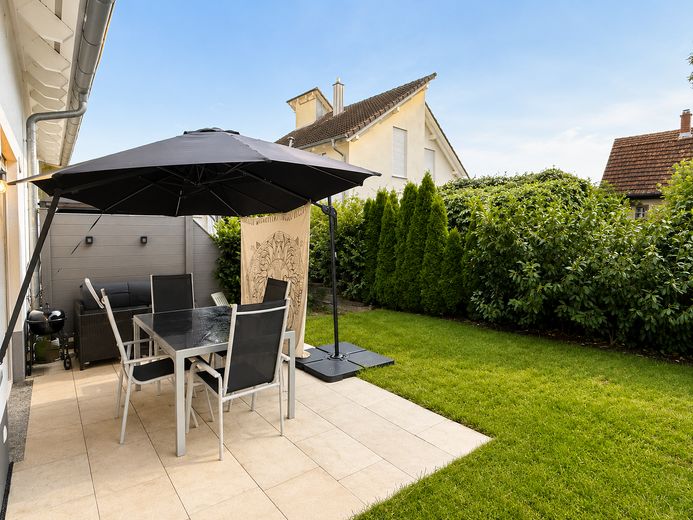 Moderne Doppelhaushälfte mit Garten in Bietingen – Foto 9