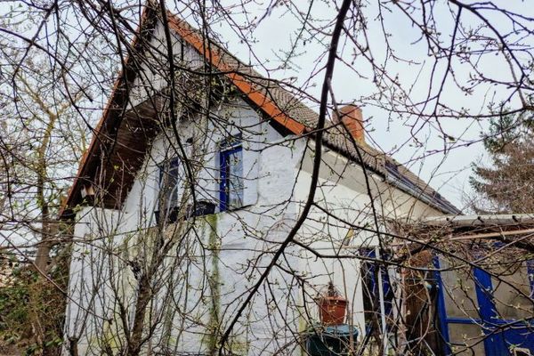 Sanierungsobjekt mit großem Grundstück und Garage im ehemaligen Stall