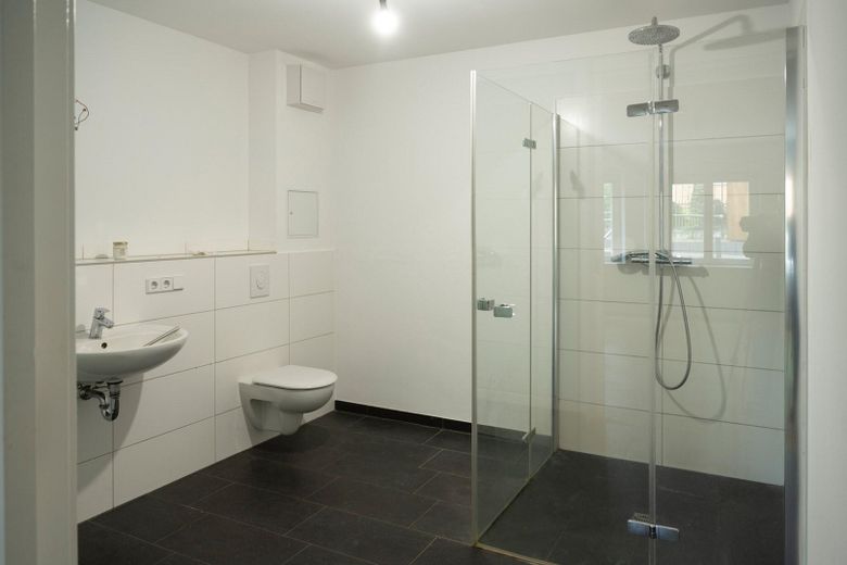 Rarität! Barrierefreie Gartenwohnung in Neobarock-Villa! – Duschbad
