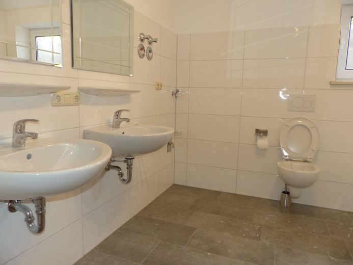 Noch günstiger, Eigentumswohnung, 2 Zimmer- Souterrain, sehr hell, ruhig, mit Garten. – Bad mit Fußbodenheizung