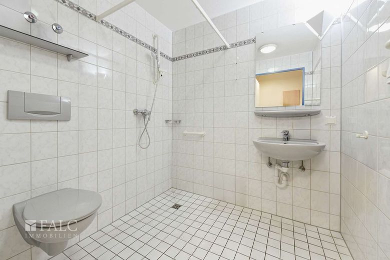 Attraktive Kapitalanlage: 1‑Zimmer‑Pflegeappartement im Senioren‑Wohn‑ und Pflegeheim – Badezimmer mit Dusche