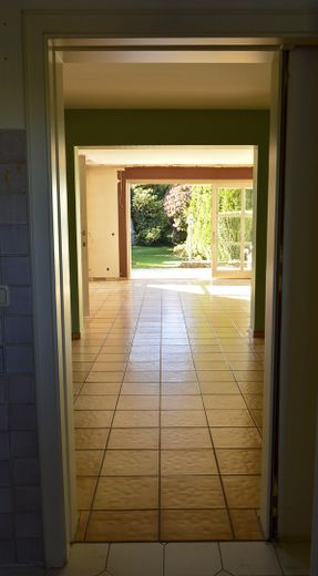 Exceptional semi-detached house with potential and a dream garden – prime location on Portenlängerstraße in Grünwald – Küche zum Wohnzimmer EG