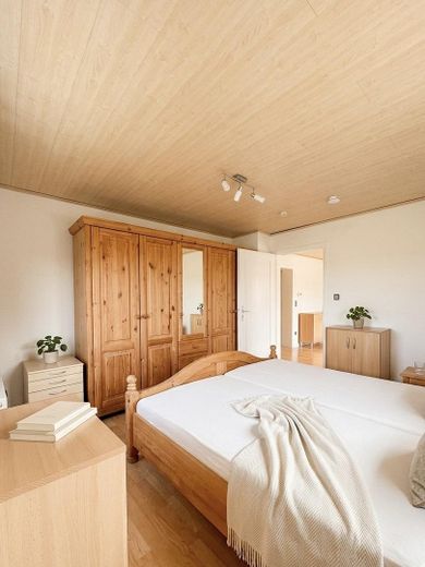 Lichtdurchflutete 2-Zimmer-Wohnung mit Balkon, modernem Bad & Top-Anbindung in Wiesbaden-Schierstein – Schlafzimmer