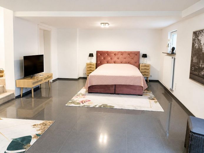 Modernisiertes Zweifamilienhaus mit zusätzlichem Wohnbereich – Einzimmerappartment UG
