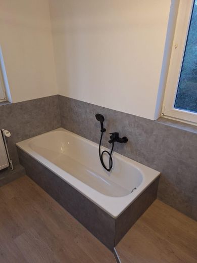 Exklusives Reihenendhaus – Erstbezug nach aufwendiger Sanierung mit PV-Anlage & sonnigem Garten – Badewanne