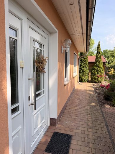Viel Platz für Familie, Garten & Leben – freistehendes Architektenhaus in Oranienburg – Eingangsbereich