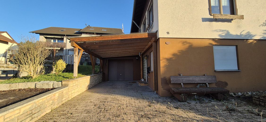 Carport und Stellplätze