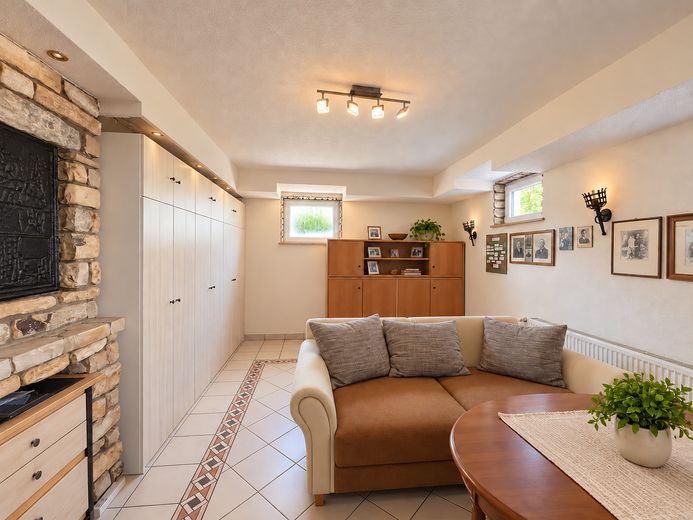 Charmante, großzügige 3-Zimmer-Wohnung mit Kamin und separatem Eingang in Kirchardt – Wohnzimmer