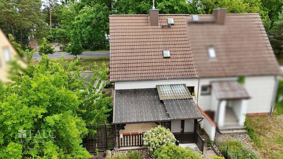 Charmante Doppelhaushälfte mit direktem Seeblick - FALC Immobilien – Hausansicht Rückseite