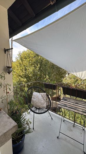 Do wynajęcia piękne mieszkanie 2,5-pokojowe z kuchnią i łazienką, w tym z zabudowaną kuchnią, w pożądanej lokalizacji – Balkon