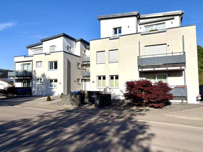Direkt einziehen & Saarblick genießen – provisionsfreie 3-Zimmer-Wohnung – Vorderseite des Hauses