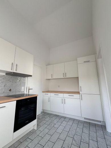 3 habitaciones, balcón y vistas al castillo: vivienda de alta calidad completamente renovada en Königstein – Neue maßgefertigte Küche