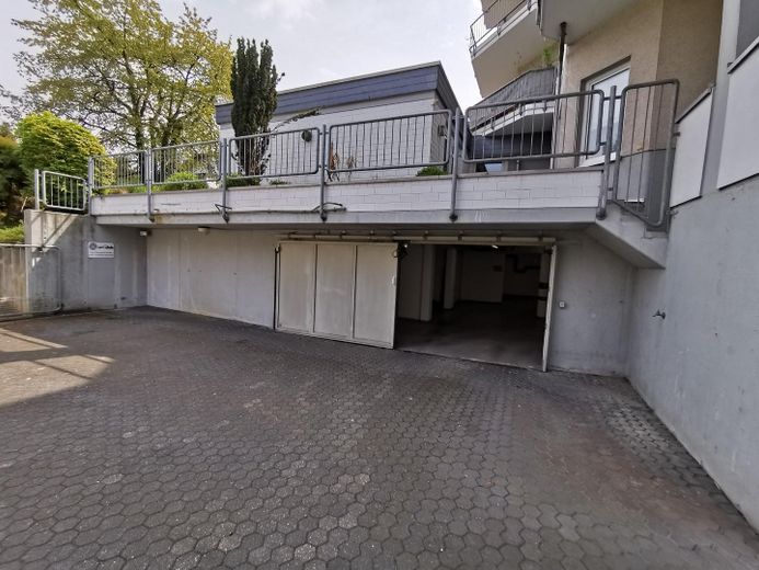 3-Zimmer-Penthouse mit Dachterrasse und Wintergarten in Köln-Wahn – Garagenstellplatz