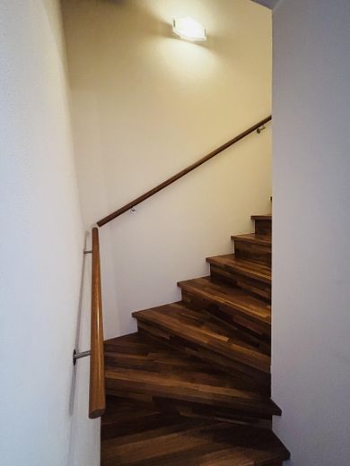 Doppelhaushälfte mit Dachterrasse, Keller, Sauna und Whirlpool, EBK, Photovoltaik, grüner Garten – Treppenaufgang