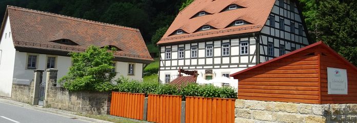 Außenansicht mit Festung