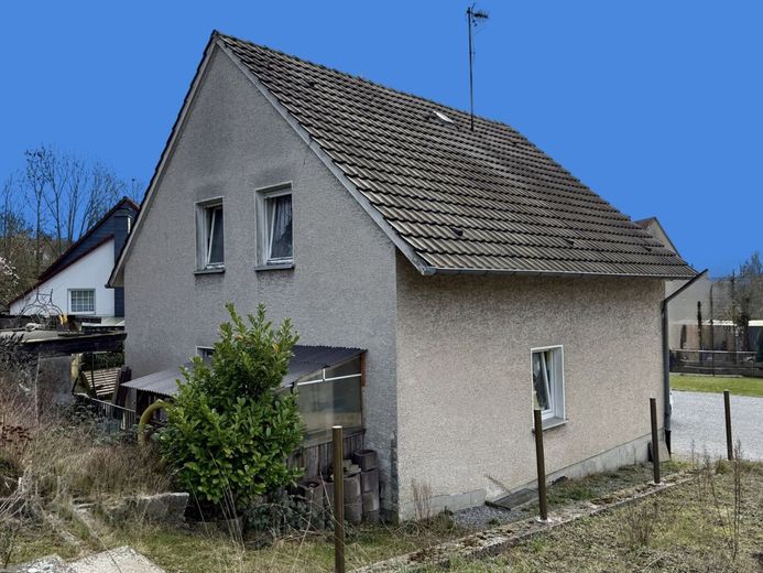 Fröndenberg-Mitte: Einfamilienhaus im Stadtgebiet - Es gibt viel zu tun, packen Sie es an! – Hausansicht