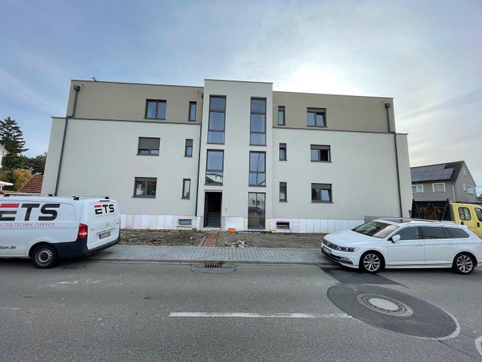 Frontansicht mit Stellplätze