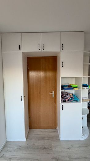 Schöne 3-Zimmer DG Wohnung mit modernisierter Küche und Balkon – Einbauschränke Gäste-WC