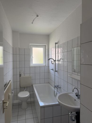 Apartamento de 2 habitaciones con balcón – Bad mit Fenster