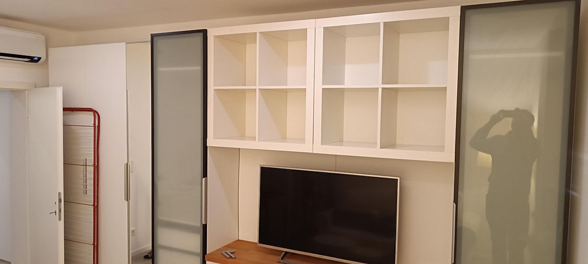 Moderne, frisch sanierte 1-Zimmer-Wohnung mit hochwertiger Ausstattung – Wohn und Schlafbereich mitte