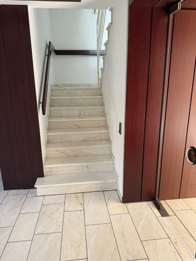 Zadbany dom jednorodzinny w stylu dziedzińca ogrodowego, zapewniający dużą prywatność – zmodernizowany i gotowy do zamieszkania – Treppe aus Flur zu 1. OG