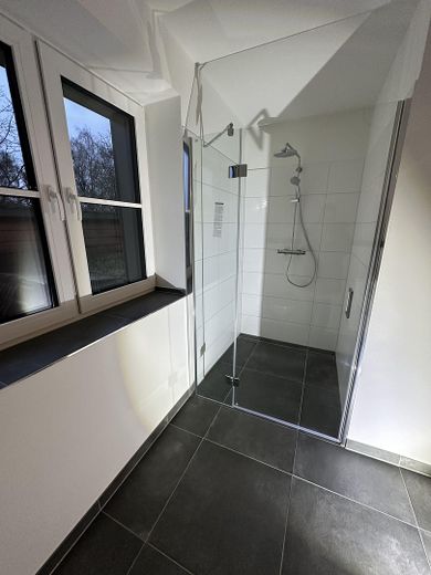Neubau-Erstbezug: 5 Zimmer Reihenhaus, 110 m², Garten, Terrasse, Wallbox in Neumünster-Gadeland – Beispiel Vollbad