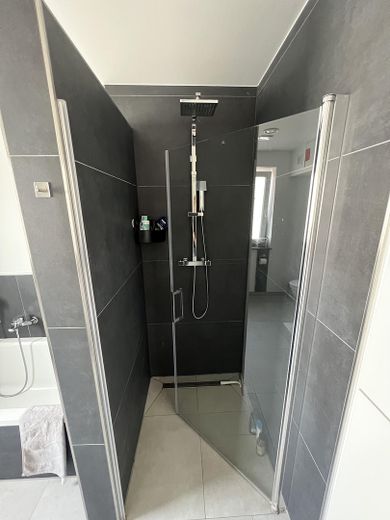 Moderno piso de 3 habitaciones en planta baja con jardín, eficiencia energética A+ – Duschbereich
