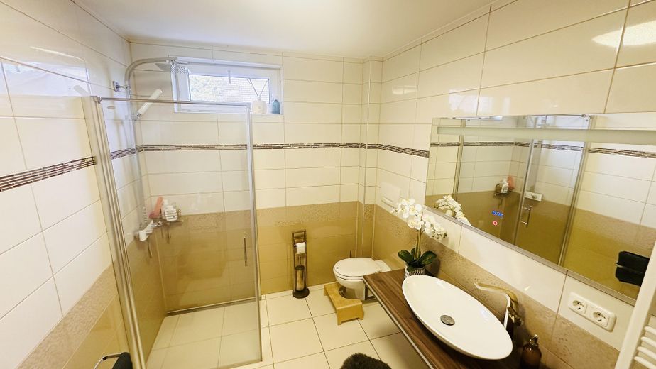 Casa unifamiliare modernizzata con 187 m² di superficie abitabile, 6 locali, garage e giardino, senza intermediario – Badezimmer EG