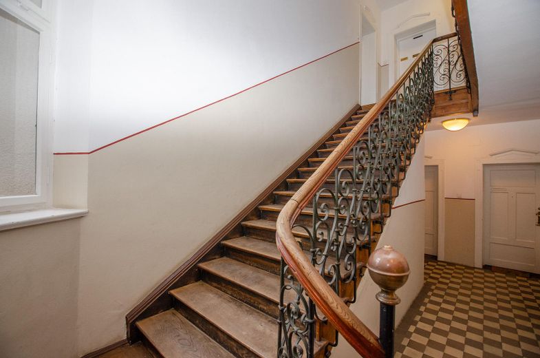 Sin comisión: apartamento de época renovado de 2 habitaciones en Schulstraße – Treppenhaus