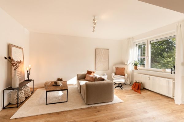 Commission-free – freshly fully renovated 3-room apartment with balcony and underground parking in Winterhude