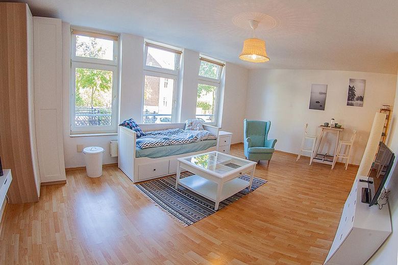 Ruhig, hell, möbliert - Apartment mit Top-Anbindung zwischen Adlershof und Flughafen BER – Wohnzimmer