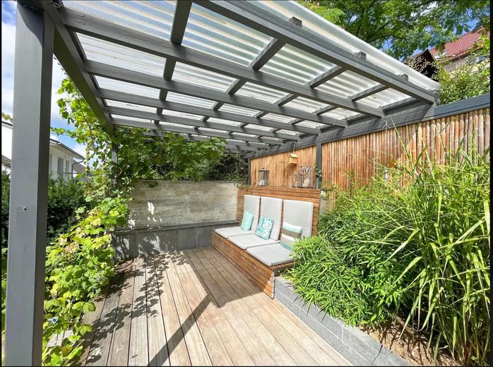 Überdachte Hochbank