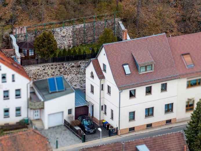 Urokliwy dom jednorodzinny z solidną substancją, garażem, ogrodem i tarasem ! – Zdjęcie 1