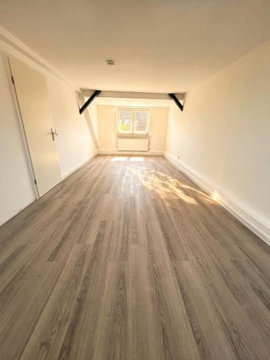 Frisch sanierte 2-Zimmer-Dachgeschosswohnung mit Klimaanlage | Garten optional – Wohn/Esszimmer2