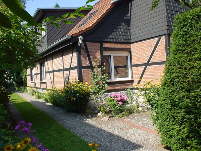 Provisionsfrei: Freistehendes Zweifamilienhaus im grünen Berlin-Heiligensee – Ostseite