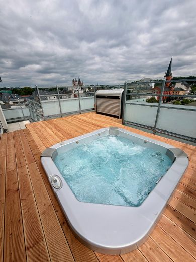 Limburg şehir merkezinde lüks penthouse – 196 m², katedral manzarası, whirlpool ve Gaggenau mutfak – Jacuzzi mit Holzdeck