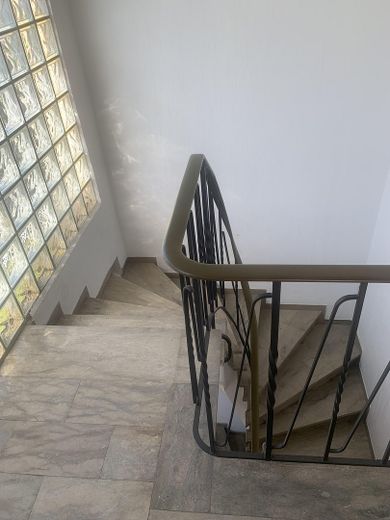 Doppelhaushälfte mit zwei Einliegerwohnungen und viel Privatsphäre – Treppenhaus oben