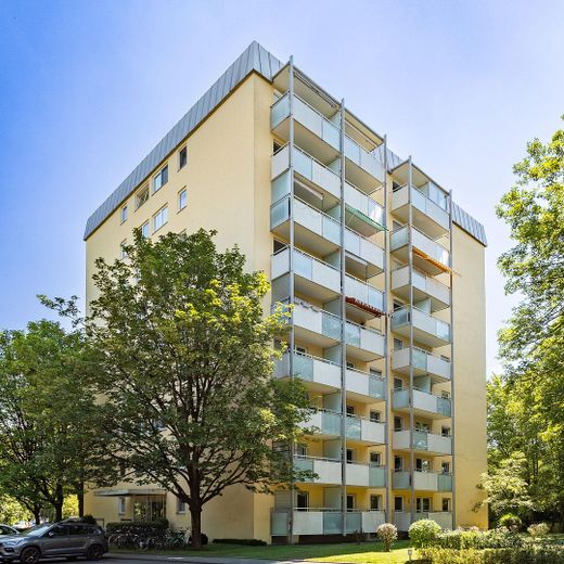 Entrate subito e sentitevi a vostro agio: appartamento ristrutturato di 1,5 locali con balcone a Bogenhausen – Das Gebäude von Außen (2/2)