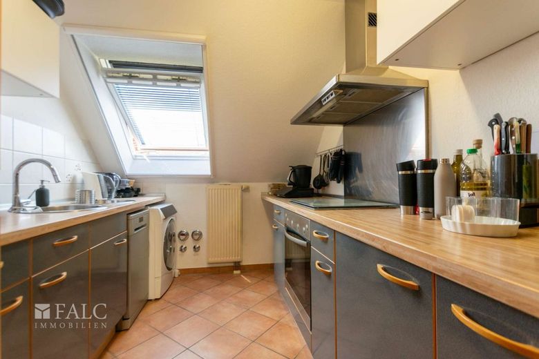 Wohnen auf zwei Ebenen - 3 Zimmer-Dachgeschosswohnung mit Loggia und TG-Stellplatz – Küche