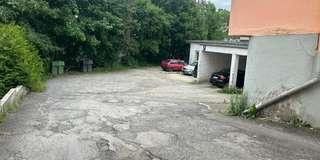 Einfahrt zum Hof + Stellplätze