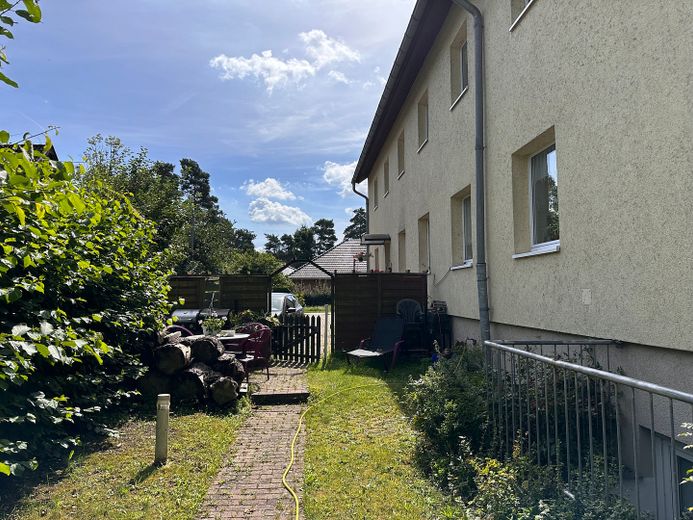 Haus am See - Große Terrasse - Bootssteeg – Seitenansicht Haus