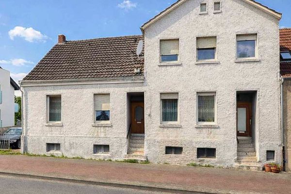Tre appartamenti, grande terreno, molte possibilità – casa trifamiliare in posizione centrale