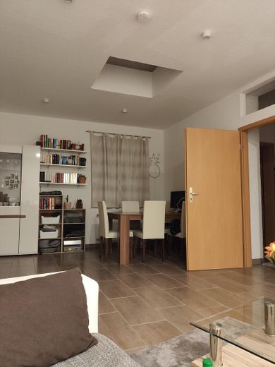 Schön geschnittene 2-Zimmer-Wohnung mit Einbauküche in ruhiger Lage nahe Bahnhof. – Foto 1