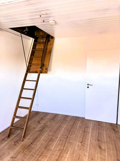 Kind 1 Aufgang Dachspitz