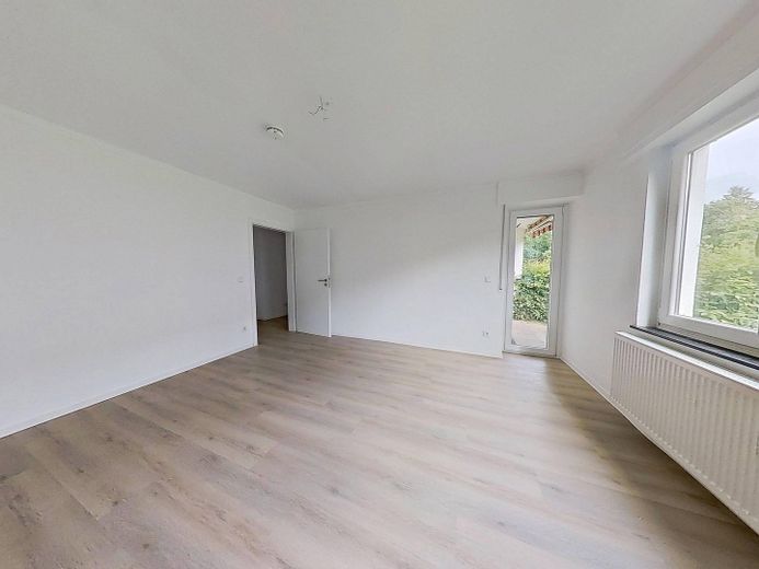 ERSTBEZUG NACH SANIERUNG: Lichtdurchflutete 3-Zimmer-Wohnung mit Terrasse – Ansicht I: Wohnzimmer